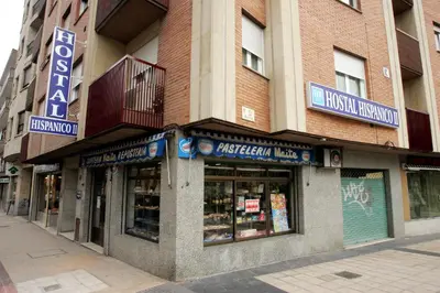 Edificio en el que se encuentra el hostal o pensión