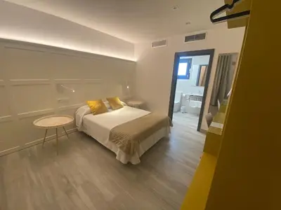 Cama o camas de una habitación en Hotel Lusitania, Centro Ciudad, Parking Privado