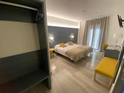 Cama o camas de una habitación en Hotel Lusitania, Centro Ciudad, Parking Privado