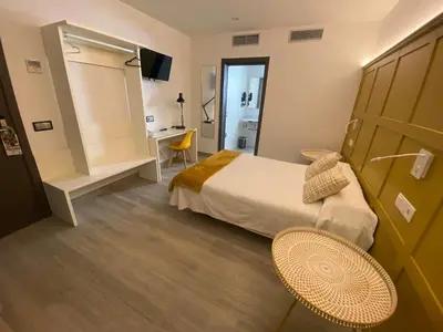 Cama o camas de una habitación en Hotel Lusitania, Centro Ciudad, Parking Privado