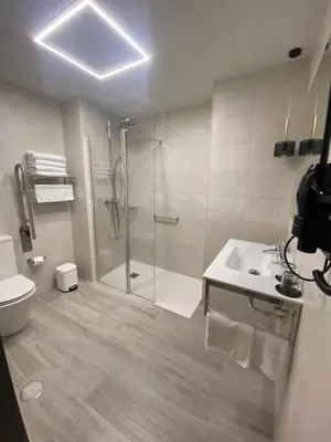 Un baño de Hotel Lusitania, Centro Ciudad, Parking Privado