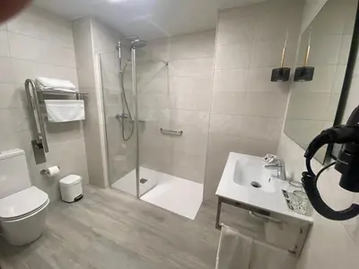 Un baño de Hotel Lusitania, Centro Ciudad, Parking Privado