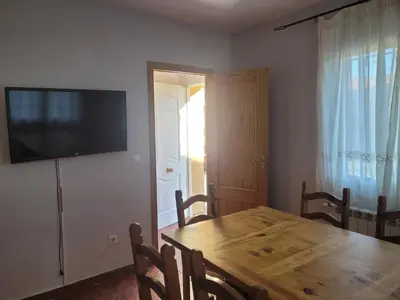Una televisión o centro de entretenimiento en Casa Rural Los Riscos de Gredos