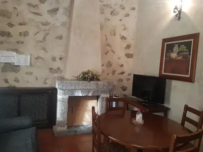 Una televisión o centro de entretenimiento en Casa Rural El Molino I