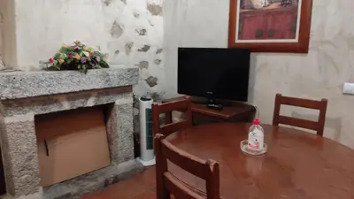 Una televisión o centro de entretenimiento en Casa Rural El Molino II