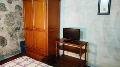 Una televisión o centro de entretenimiento en Casa Rural El Molino II