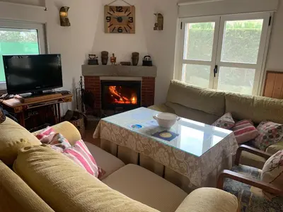 Una televisión o centro de entretenimiento en Casa Camino Real