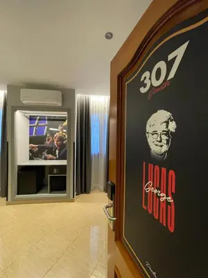 Una televisión o centro de entretenimiento en Hotel Paula Films Collection