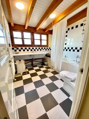 Un baño de Casa Fresno alojamiento en el campo hasta 5 personas cerca de Salamanca