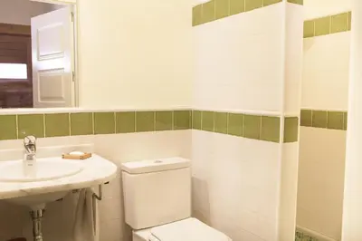 Un baño de Casa Fresno alojamiento en el campo hasta 5 personas cerca de Salamanca