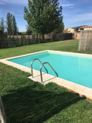 Piscina en o cerca de Casa Fresno alojamiento en el campo hasta 5 personas cerca de Salamanca