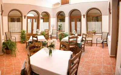 Un restaurante o sitio para comer en Hotel Rural El Arriero