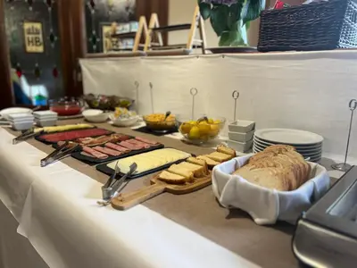 Comida en o cerca de este hotel