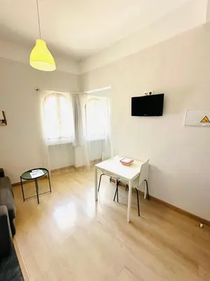 Una televisión o centro de entretenimiento en Apartamentos Templo Diana -Vistas Históricas-