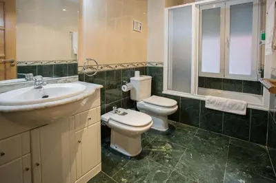 Un baño de APARTAMENTOS ABULA