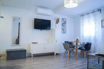 Una televisión o centro de entretenimiento en Apartamentos Suites Cariátide