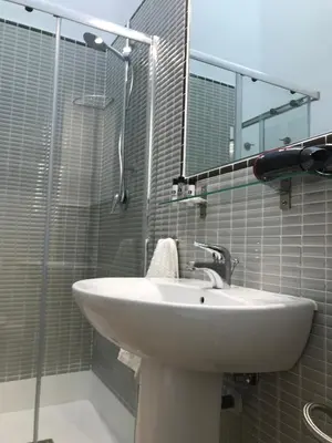 Un baño de Destino Deluxe Adama Cáceres