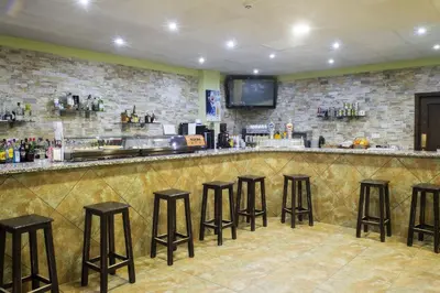 El salón o zona de bar de Hotel Restaurante Sostenible La Laguna