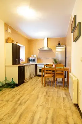 Una cocina o zona de cocina en La Escapada ( Casa Rural de Gredos )