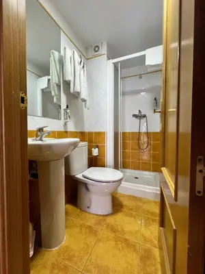 Un baño de Hostal la Colmena