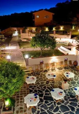Un restaurante o sitio para comer en Hotel Rural La Casa De Pasarón