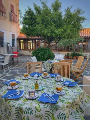 Un restaurante o sitio para comer en Hotel Rural La Casa De Pasarón