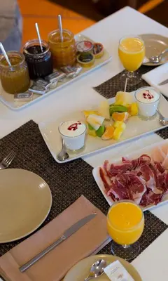 Comida en o cerca de este hotel