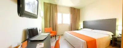 Una televisión o centro de entretenimiento en Hotel H2 Avila