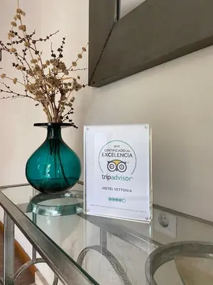 Certificado, premio, señal o documento que está expuesto en Vettonia Hotel