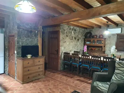 Una televisión o centro de entretenimiento en Casa Calañas