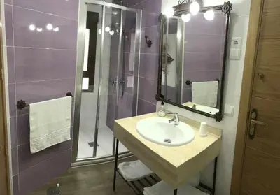 Un baño de Casa Rural El Batán Casa rural 37 personas