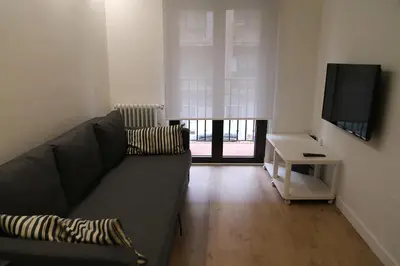Una televisión o centro de entretenimiento en Puente Romano by Salamancavacacional