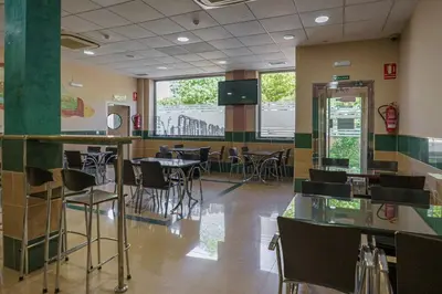Un restaurante o sitio para comer en Hostal Acueducto Los Milagros