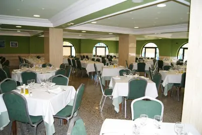 Un restaurante o sitio para comer en Hotel Alameda