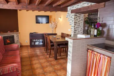 Una televisión o centro de entretenimiento en Casa Rural La Cenicienta