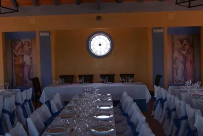 Un restaurante o sitio para comer en Hotel San Miguel del Valle Amblés