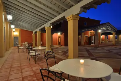 Un restaurante o sitio para comer en Hotel San Miguel del Valle Amblés