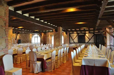 Un restaurante o sitio para comer en Apartamentos El Mirador Del Soto