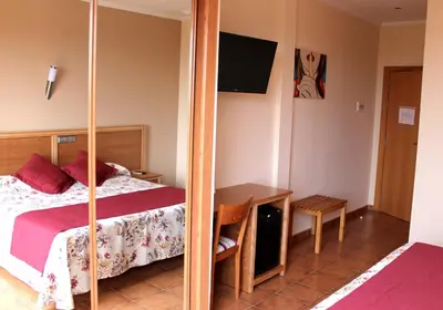Cama o camas de una habitación en Hotel Los Barruecos by Croma