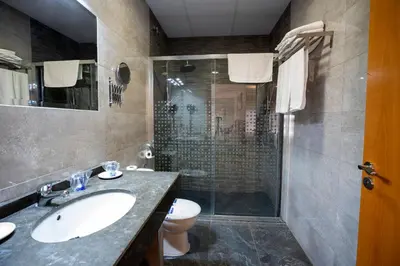 Un baño de Hotel Los Barruecos by Croma