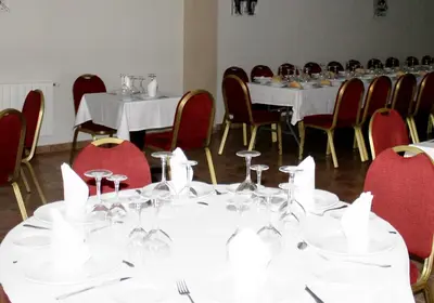 Un restaurante o sitio para comer en Hotel Los Barruecos by Croma