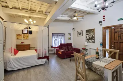 Una televisión o centro de entretenimiento en Casa Rural Planeta Vera