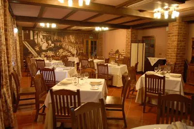 Un restaurante o sitio para comer en Hotel Rural Robles