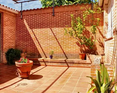 Jardín al aire libre en Charming House in Castilblanco with Terrace and Fireplace