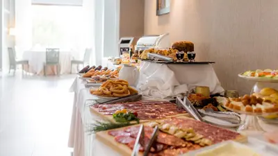 Comida en o cerca de este hotel