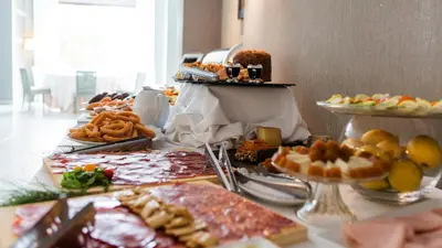 Comida en o cerca de este hotel