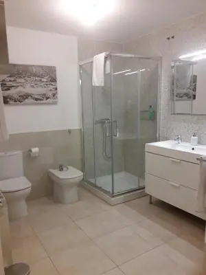 Un baño de Apartamentos y Estudios LA RISTRA