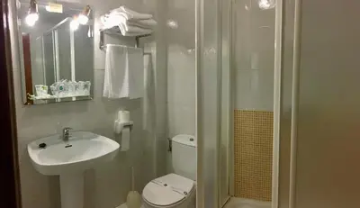 Un baño de Hotel El Emigrante