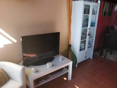 Una televisión o centro de entretenimiento en El Altillo