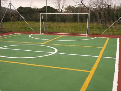 Instalaciones para jugar a tenis o squash en El Canchal de la Gallina -Cafetería -Aparcamiento gratis - Jacuzzi - Piscina de agua caliente abierta desde el 28 de Marzo o alrededores